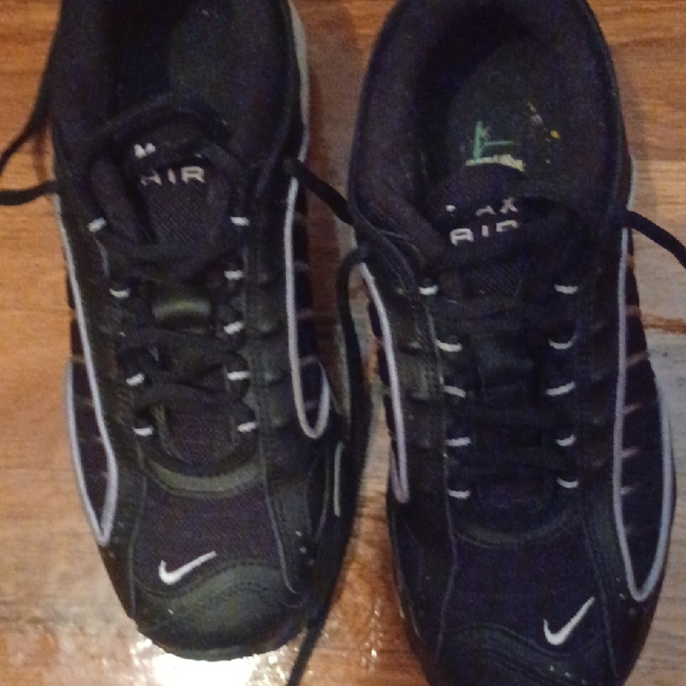 Nike Womens  Black Air Sneakers Size 6 Worn a few times In great condition